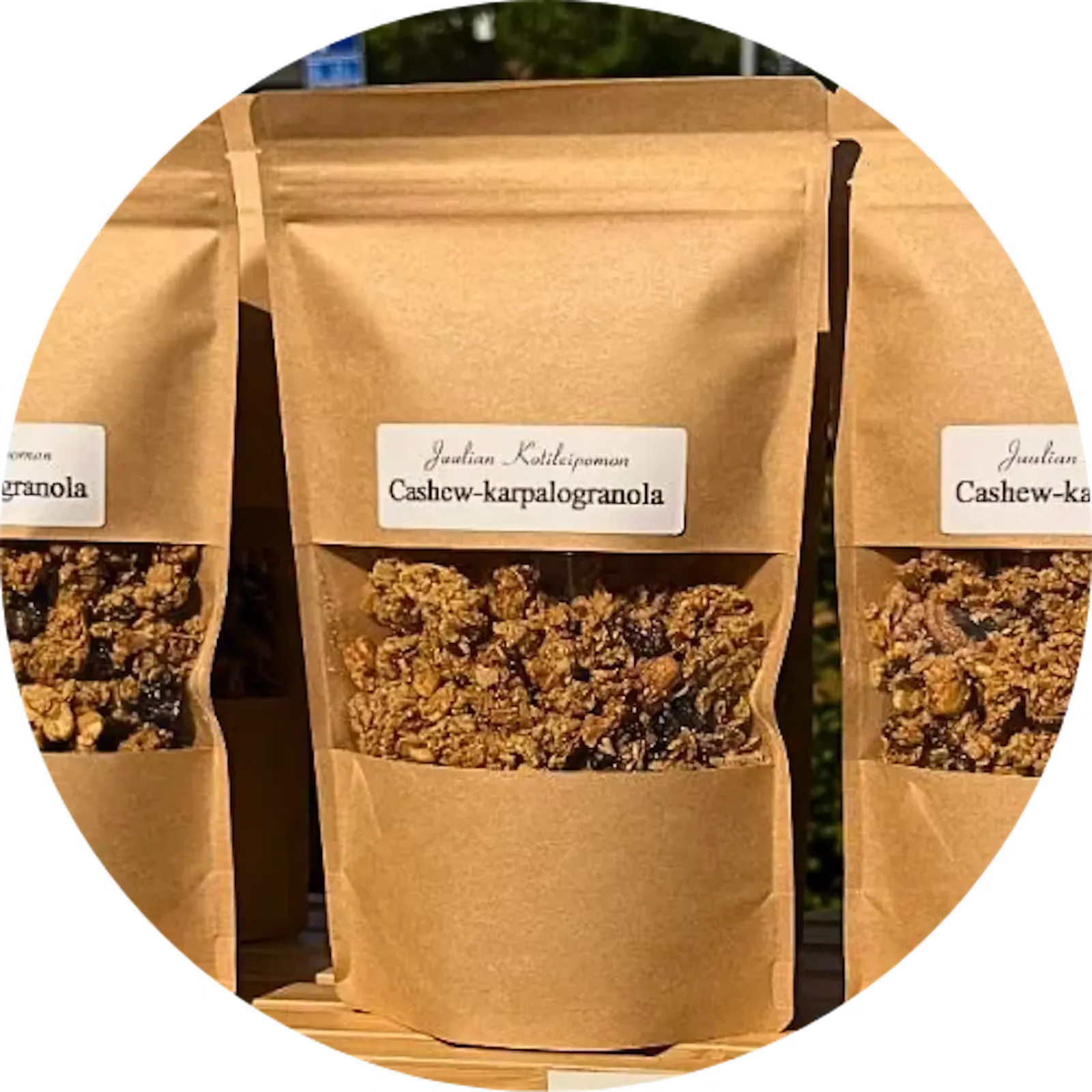 Juulian Kotileipomon cashew-karpalogranola kulhossa, kauraa, pähkinöitä ja karpaloita