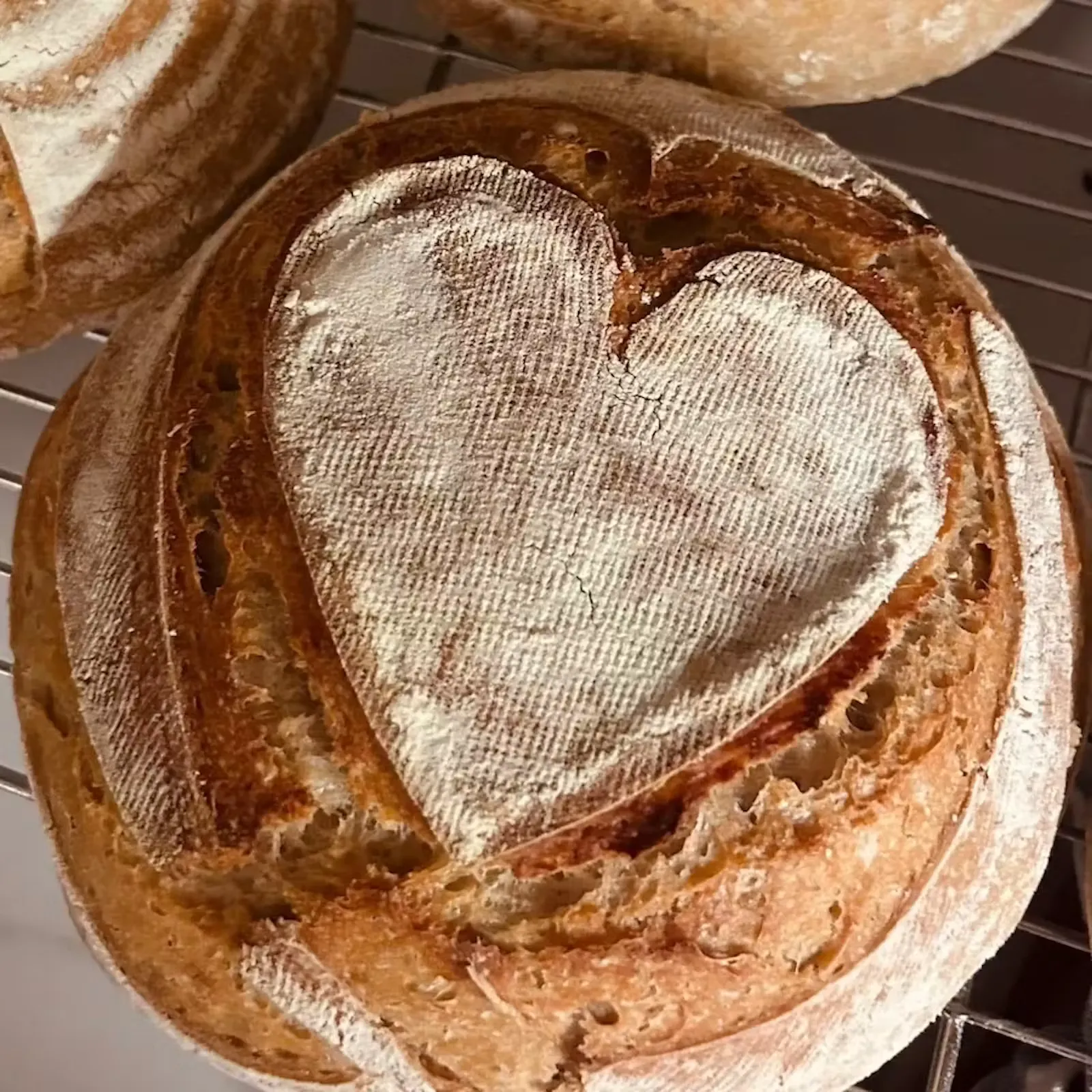Sydänkuviolla viilletty kaurainen hapanjuurileipä Juulian Kotileipomosta